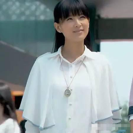 这张56岁的女星脸上,写满了男人最爱的风情与性感:英亚官方网站(图1) 英亚官方网站