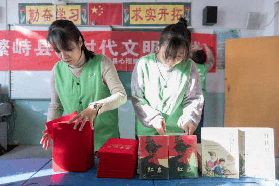 
繁峙心理协会走进下浪涧小学开展“诵读中华经典 营造书香校园 ”朗诵角逐运动|英