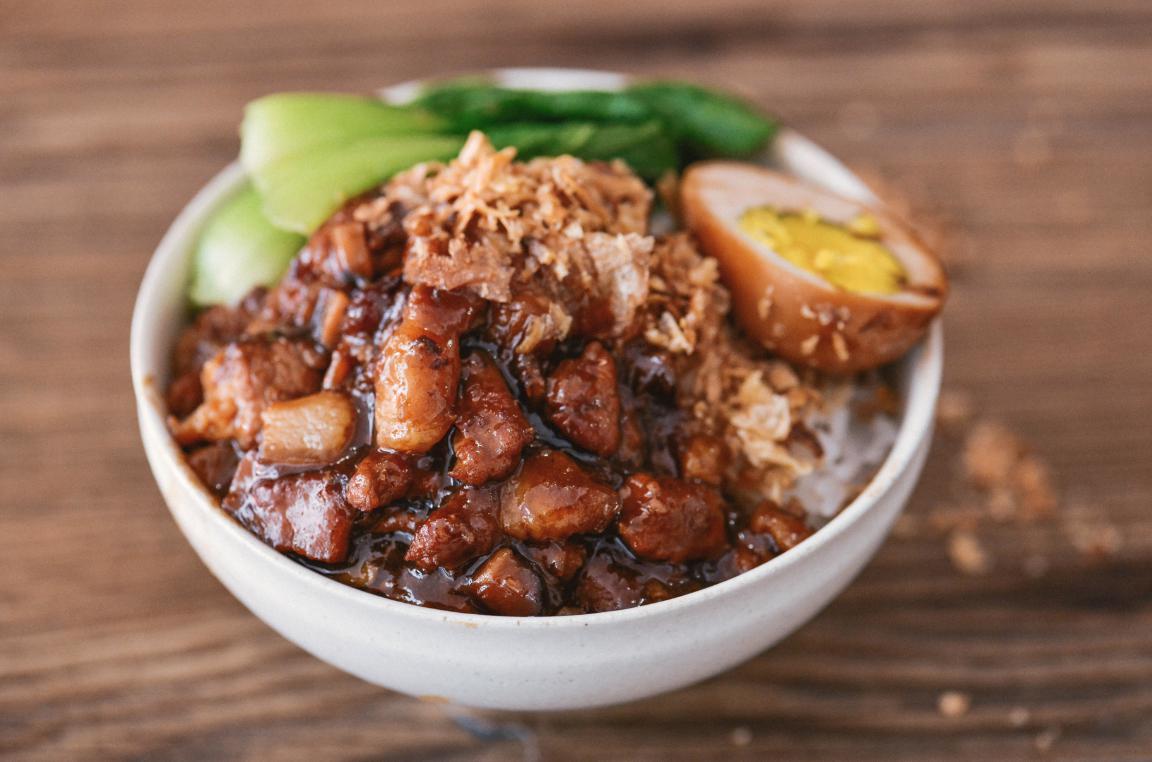 英亚官方网站-朱亚文《逗爱熊仁镇》终极预告海报双发 喜剧颠覆引期待(图1) 英亚官网